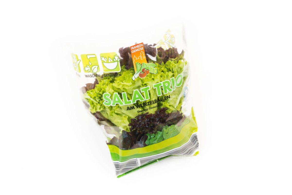 Produktfoto: verpackter Salat-Trio am Wurzelballen mit drei Salatsorten in einer Tüte